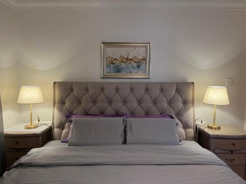 - une chambre avec un grand lit et deux lampes dans l'établissement Applecross 2 Bedrooms by Swan River, à Perth