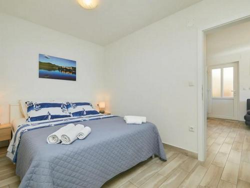 ein Schlafzimmer mit einem Bett mit zwei Handtüchern darauf in der Unterkunft Apartments by the sea Sobra, Mljet - 22327 in Babino Polje