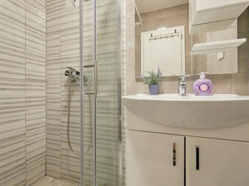 ein Bad mit einem Waschbecken und einer Dusche in der Unterkunft Apartments by the sea Sobra, Mljet - 22327 in Babino Polje