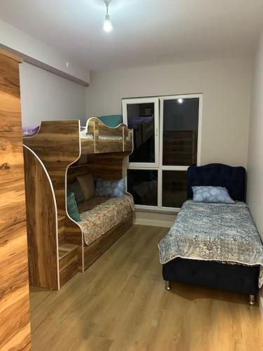 Zimmer mit 2 Etagenbetten und einem Bett in der Unterkunft 2+1في اسبارتا كولي in Avcılar