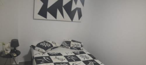 リオデジャネイロにあるAPT PEDRA DO PONTAL Recreioのベッドルーム1室(壁に落書きが施されたベッド1台付)