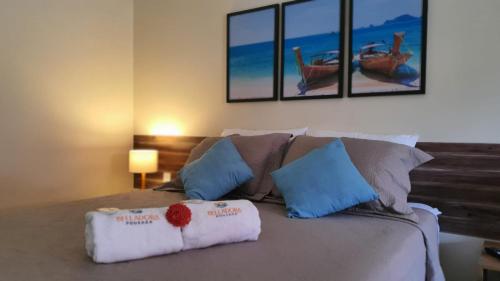 um quarto com uma cama com duas toalhas em Belladora Pousada em Barra Grande