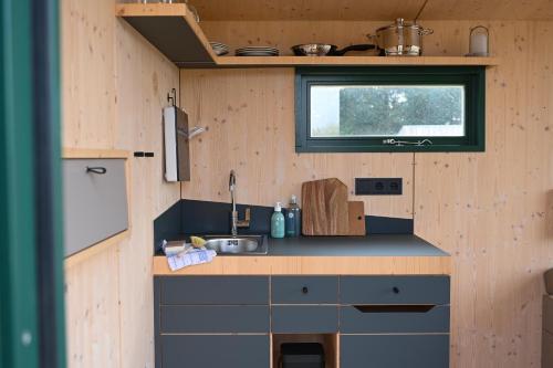 Dapur atau dapur kecil di Sleep Space 1 - Green Tiny Spot Amrum