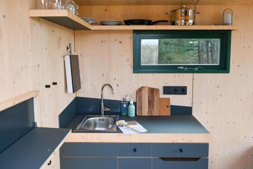 Kuchyň nebo kuchyňský kout v ubytování Sleep Space 2 - Green Tiny Spot Amrum