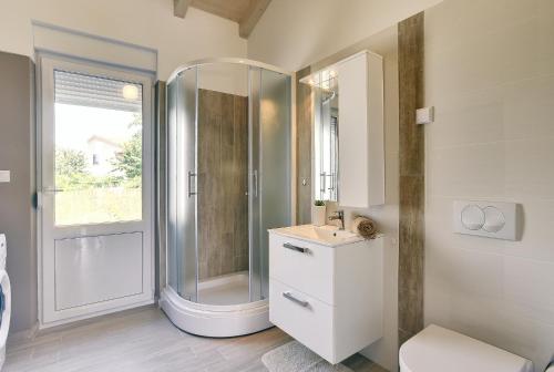 ein Bad mit einer Dusche, einem WC und einem Waschbecken in der Unterkunft Family friendly house with a parking space Pula - 22733 in Pula