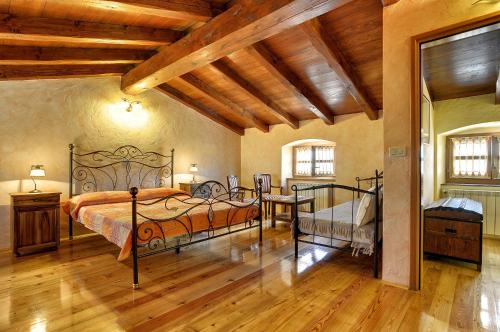 Schlafzimmer mit einem Bett und Holzboden in der Unterkunft Family friendly house with a swimming pool Valtura, Pula - 22734 in Pula