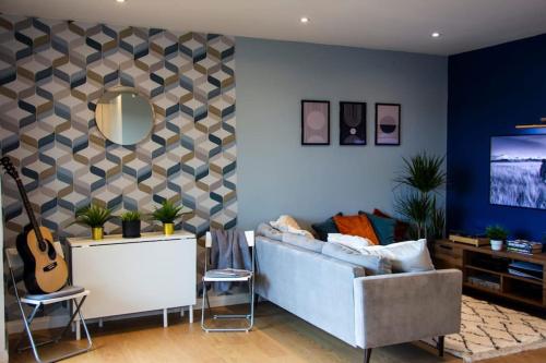 salon z kanapą i lustrem w obiekcie Cozy Urban Retreat in London w Londynie
