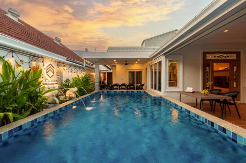 a swimming pool in the backyard of a villa at Gala Villa Pattaya in Pattaya South