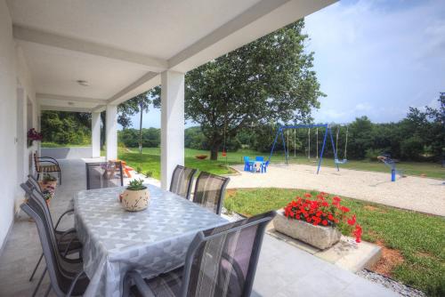 Apartments with parking space Valtura, Pula - 22791