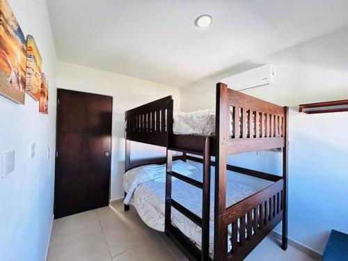 2 literas en una habitación pequeña en Hermosa casa a 2 min de la playa by PartnerHost, en La Florida