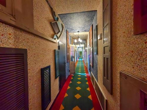 a hallway with a colorful floor in a building at 804 SECRT Sabana Hermoso Apartamento con Aire Acondicionado in San José