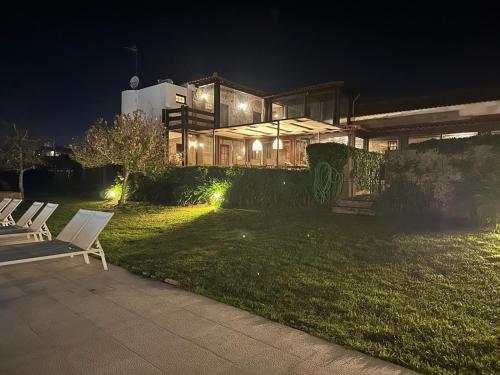a house at night with a white bench in the yard at casa dos esteios in Penafiel