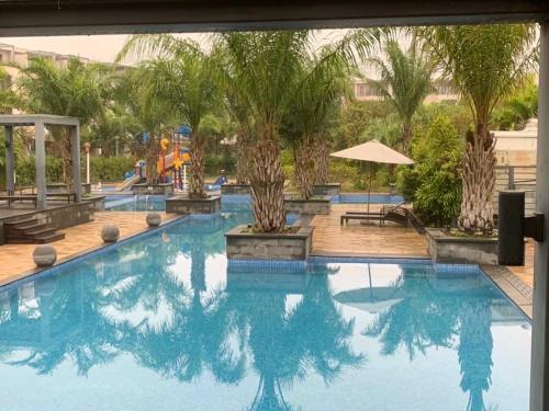 una piscina en un complejo con parque infantil en 5Bedroom Villa close to the sea with a Lake view, en Ha Long