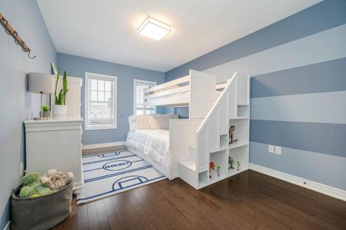1 dormitorio con 1 cama blanca y paredes azules en Luxurious Town Home in Bolton w. Hotub en Bolton