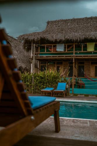 Bazén v ubytování Tiki Hut Hostel nebo v jeho okolí