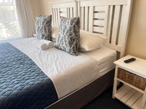 1 dormitorio con cama con almohadas y ventana en Lavender Lodge, en Mthatha