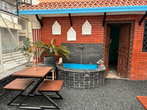 una piccola casa con vasca idromassaggio nel cortile sul retro di Hello KTM Hostel a Kathmandu