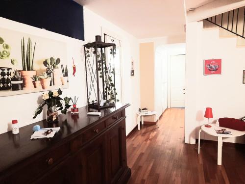 una sala de estar con un vestidor grande en una habitación en La casa del largo del rosso, en Pozzuoli