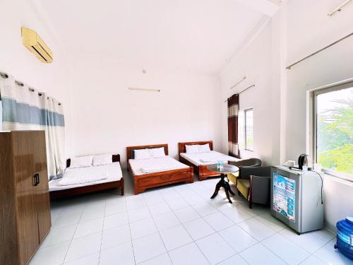 Habitación con 2 camas y mesa. en Moonlight Hotel, en Nha Trang
