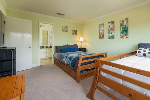 1 dormitorio con 2 camas individuales y cocina en Hill Country Hideaway TBM 208, en New Braunfels