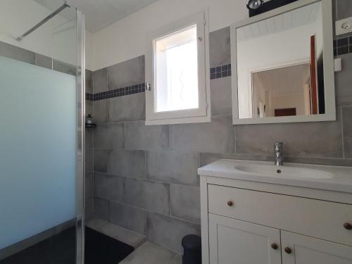 La salle de bains est pourvue d'un lavabo, d'un miroir et d'une douche. dans l'établissement Maison L'Aiguillon-sur-Mer, 3 pièces, 4 personnes - FR-1-476-24, à LʼAiguillon-sur-Mer