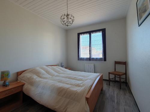 Giường trong phòng chung tại Maison Individuelle Confortable 4 Pers à L'Aiguillon-sur-Mer - FR-1-476-24