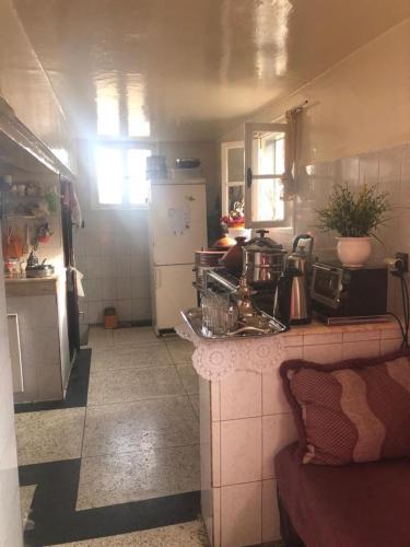 cocina con fregadero y nevera en BATRISS'S HOUSE, en Casablanca