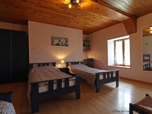 Katil atau katil-katil dalam bilik di Gîte Saint-Bômer-les-Forges, 4 pièces, 6 personnes - FR-1-497-99