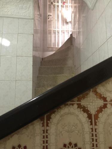 una escalera en un edificio con escalera en BATRISS'S HOUSE, en Casablanca