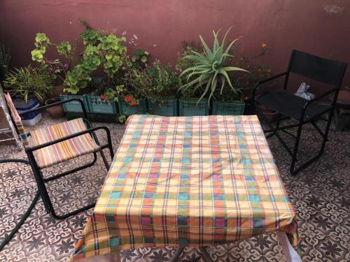 una mesa y sillas en un patio con plantas en BATRISS'S HOUSE, en Casablanca