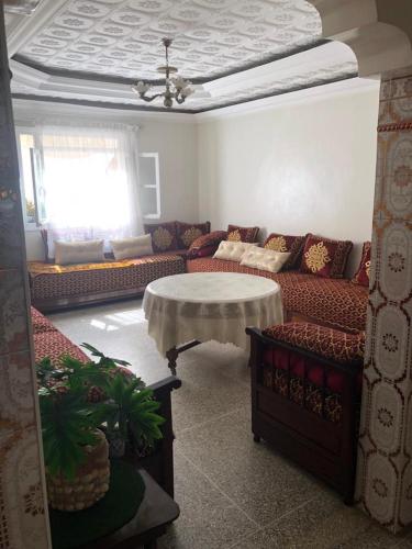 sala de estar con sofá y mesa en BATRISS'S HOUSE, en Casablanca