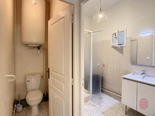 une salle de bain avec toilettes et lavabo dans l'établissement Charmant F3 avec Wi-Fi, animaux acceptés, proche thermes - Lamalou-les-Bains - FR-1-451-148, à Lamalou-les-Bains