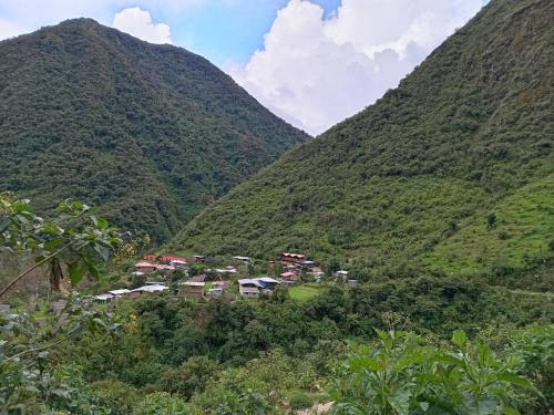uma aldeia num vale entre duas montanhas em RUMI WASI HOSTEL em Cusco