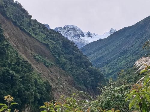 uitzicht op een vallei in een bergketen bij RUMI WASI HOSTEL in Cuzco