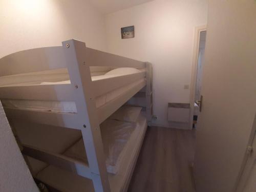 Ce lit superposé se trouve dans un dortoir doté d'un escalier. dans l'établissement Appartement cozy à Capbreton, 4 couchages, proche port et plage - FR-1-239-987, à Capbreton