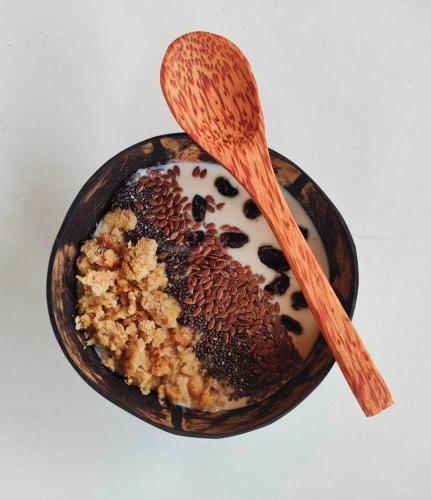 un tazón de comida con una cuchara de madera. en Kahoy Cottages, en Siquijor