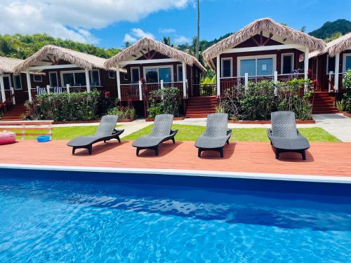 ラロトンガ島にあるRed Hibiscus Villasの椅子とスイミングプール付きの家