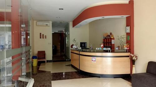 a lobby with a reception counter in a building at Hotel Las Palmeras Iquitos in Iquitos