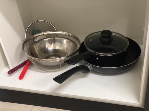 a frying pan and a bowl on a stove at Apartment Heights HANA in Sakai