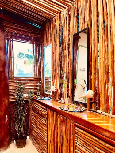 ホルボックス島にあるHOLBOX HOSTALのバスルーム(2皿の食べ物、鏡付)