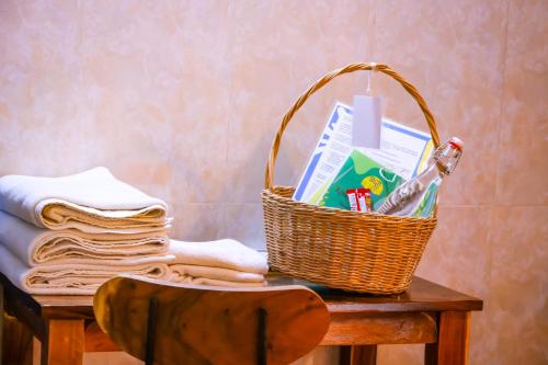 una cesta sobre una mesa con toallas en Le Tonle en Kratie