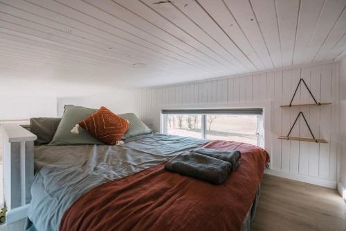 um quarto com uma cama grande num quarto branco em The Big Wollombi Wanderer em Wollombi