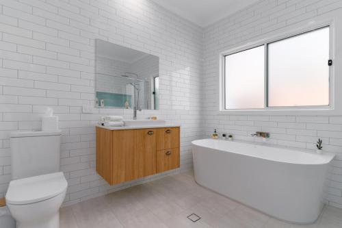 Ένα μπάνιο στο Exquisitely Spacious 3-Bed Home