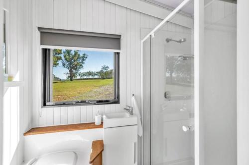 biała łazienka z umywalką i oknem w obiekcie Valley Escape w mieście Rothbury