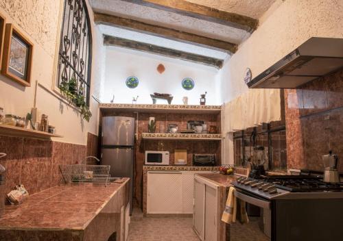 Xochi Calli في Nogales: مطبخ كبير مع موقد وثلاجة
