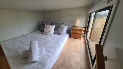 1 dormitorio con cama blanca y ventana grande en Yellow Rock Views en Broke