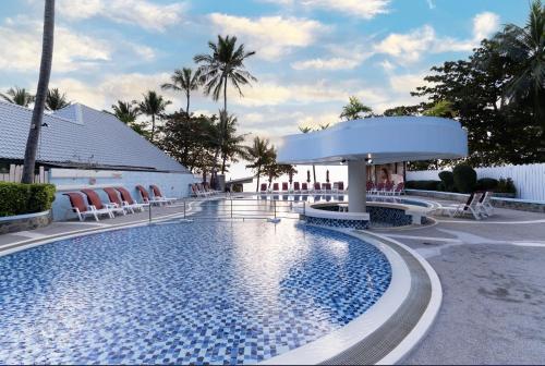 MATCHA SAMUI RESORT formerly Chaba Samui Resort في شاطئ تشاوينغ: مسبح في منتجع فيه كراسي وجناح