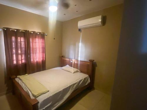 a bedroom with a bed and a window at Casa Vacacional con Encanto in Penonomé