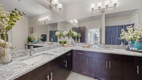 Un baño con dos lavabos y un espejo grande. en Stylish 2br Corporate Stay Pool Balcony #2, en Tampa