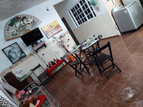 z salonu ze stołem i krzesłami w obiekcie La casa del descanso w mieście Catemaco
